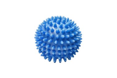 Beyaz arka planda izole edilmiş mavi masaj fitness topu. Kirpi topu. Sağlık tedavisi için mavi dikenli masaj topunun yakın çekimi. Köpekle oynanan oyunlar için lastik top. Coronavirus COVID-19 modeli.