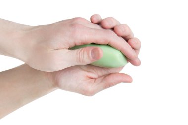 Beyaz arka planda izole edilmiş sabunla ellerini yıkamak. Adam elinde bir kalıp sabun tutuyor. Lütfen ellerini yıka.