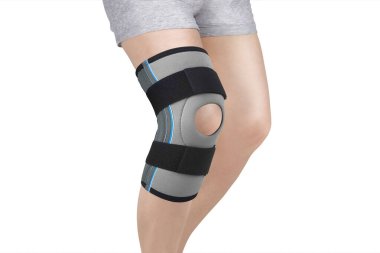 Diz Destek Kolu beyaz arka planda izole edilmiş bir bacak üzerinde. Ortopedik Anatomik Ortopedi. Diz sabitleme, yaralanma ve ağrı için diş telleri. Ortopedi. Ayak ortozu. Diz eklemi bandaj kolu. Elastik Spor