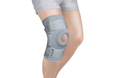 Diz Destek Kolu beyaz arka planda izole edilmiş bir bacak üzerinde. Ortopedik Anatomik Ortopedi. Diz sabitleme, yaralanma ve ağrı için diş telleri. Ortopedi. Ayak ortozu. Diz eklemi bandaj kolu. Elastik Spor