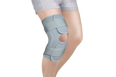 Diz Destek Kolu beyaz arka planda izole edilmiş bir bacak üzerinde. Ortopedik Anatomik Ortopedi. Diz sabitleme, yaralanma ve ağrı için diş telleri. Ortopedi. Ayak ortozu. Diz eklemi bandaj kolu. Elastik Spor