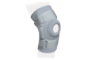 Diz Destek Kolu beyaz arka planda izole edilmiş bir bacak üzerinde. Ortopedik Anatomik Ortopedi. Diz sabitleme, yaralanma ve ağrı için diş telleri. Ortopedi. Ayak ortozu. Diz eklemi bandaj kolu. Elastik Spor