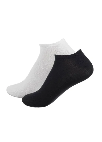 一套袜子 白色和黑色在白色背景上隔离 一双不同颜色的袜子 用于无形脚踏的运动鞋 作为广告 设计的模型 — 图库照片