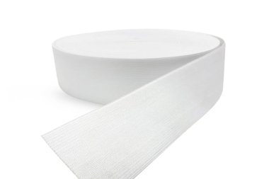Lastik rulo. Yakın çekim için beyaz elastik bant rulo. Beyaz arka planda kumaş işlemesi için kumaş bandı. Örgü tekstil bantları üretimi için polyester liften yapılmış kumaş şerit.