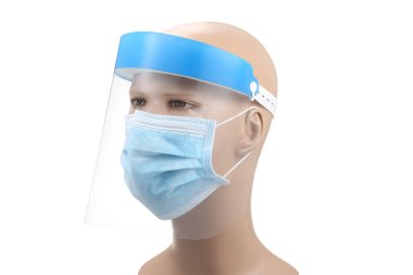Tıbbi yüz kalkanı ve kovid 19 'u korumak için tıbbi maske. Doktor maskesi. Şeffaf plastik maske başlığı. Salgın koronavirüs karantina salgını konsepti. Virüs salgını önleme koruması.
