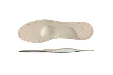Beyaz arka planda izole edilmiş ortopedik taban. Düz taban ve ayak hastalıklarının tedavisi ve önlenmesi. Ayak bakımı, ayaklara iyi gelir. Rahat ayakkabılar giy. Tıbbi tabanlar. Düz Ayak Düzeltme.