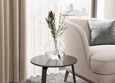 Otel odasında koltuğu olan bir kanepe.