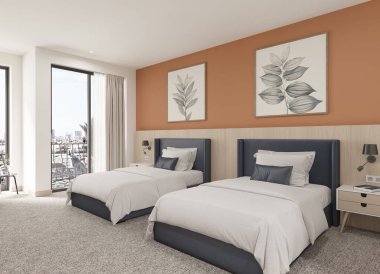 İki yataklı otel odası, iki tek yataklı otel odası, parlak oda, turuncu duvarlar, duvardaki resimler, pamuk yatak, yatak örtüsü, komodin.