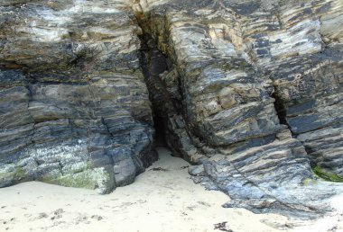 Küçük mağara Cornish uçurumuna kesiliyor.