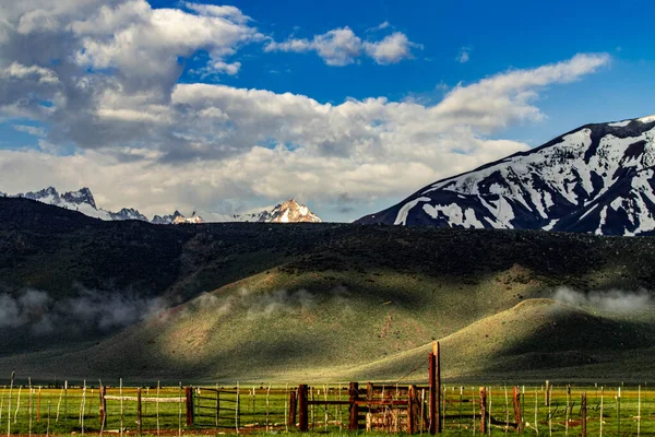 Vista Del Este Sierra Nevada Cordillera Con Vallado Prados Verdes —  Fotos de Stock