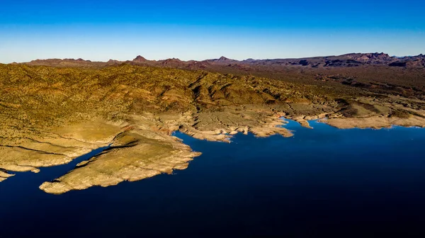位于比尔威廉姆斯河沿岸的亚利桑那州阿拉莫湖国家公园的空中无人驾驶景观 蓝蓝的天空和清澈的水 棕色的小山和紫色的山 美丽的沙漠景观 — 图库照片
