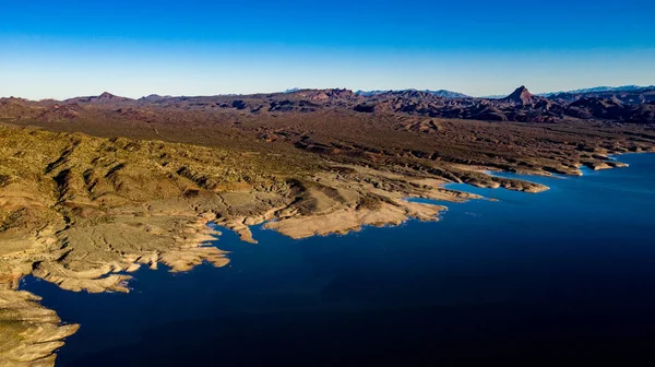 位于比尔威廉姆斯河沿岸的亚利桑那州阿拉莫湖国家公园的空中无人驾驶景观 蓝蓝的天空和清澈的水 棕色的小山和紫色的山 美丽的沙漠景观 — 图库照片
