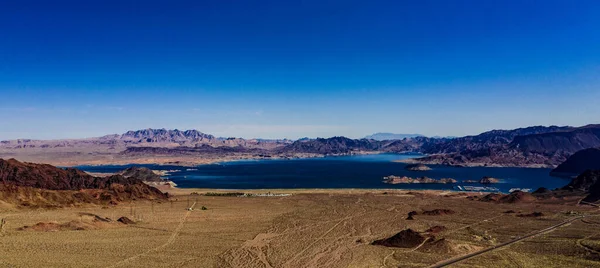 Mead Gölü Ulusal Eğlence Bölgesi, Nevada ve Arizona 'da Boulder Sahili ve Mead Gölü' nün insansız hava aracı panoraması açık mavi gökyüzü ve su yansımaları ile bir sonbahar öğleden sonra 