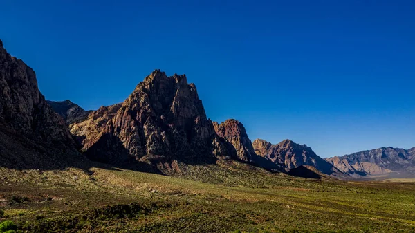 Bahar Dağı Parkı, Nevada, Ekim 'de kızıl kaya, yeşil bitki örtüsü ve mavi gökyüzü