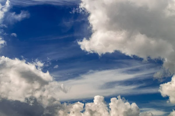 Güzel, beyaz bulutlar Parlak mavi gökyüzünde