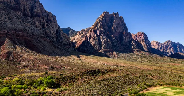 Bahar Dağı Parkı, Nevada, Ekim 'de kızıl kaya, yeşil bitki örtüsü ve mavi gökyüzü