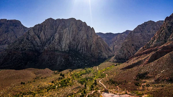 Bahar Dağı Parkı, Nevada, Ekim 'de kızıl kaya, yeşil bitki örtüsü ve mavi gökyüzü