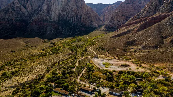 Bahar Dağı Parkı, Nevada, Ekim 'de kızıl kaya, yeşil bitki örtüsü ve mavi gökyüzü