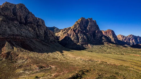 Bahar Dağı Parkı, Nevada, Ekim 'de kızıl kaya, yeşil bitki örtüsü ve mavi gökyüzü