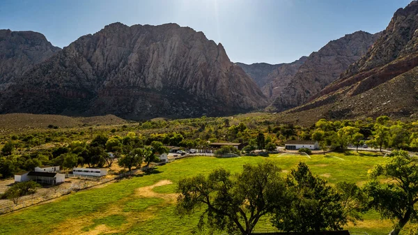 Bahar Dağı Parkı, Nevada, Ekim 'de kızıl kaya, yeşil bitki örtüsü ve mavi gökyüzü
