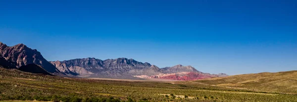 Bahar Dağı Parkı, Nevada, Ekim 'de kızıl kaya, yeşil bitki örtüsü ve mavi gökyüzü