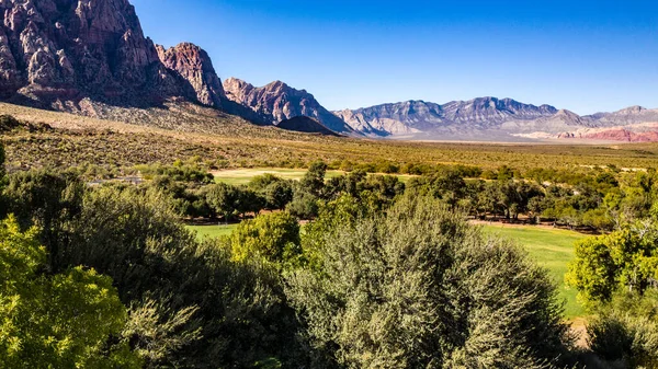 Bahar Dağı Parkı, Nevada, Ekim 'de kızıl kaya, yeşil bitki örtüsü ve mavi gökyüzü