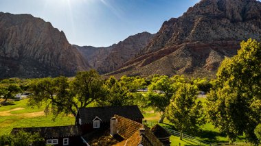 Bahar Dağı Parkı, Nevada, Ekim 'de kızıl kaya, yeşil bitki örtüsü ve mavi gökyüzü