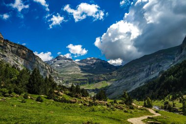 Ordesa Doğal ParkA yürüyüş yapmayı ve güzel şelaleleri olan her şeyden kopmayı sevenler için harika bir yer. Korsanların doğasını keşfetmek için mükemmel..