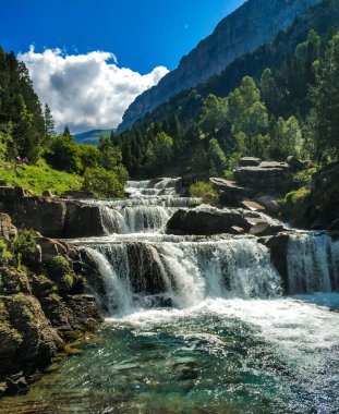 Ordesa Doğal ParkA yürüyüş yapmayı ve güzel şelaleleri olan her şeyden kopmayı sevenler için harika bir yer. Korsanların doğasını keşfetmek için mükemmel..