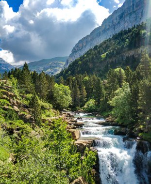 Ordesa Doğal ParkA yürüyüş yapmayı ve güzel şelaleleri olan her şeyden kopmayı sevenler için harika bir yer. Korsanların doğasını keşfetmek için mükemmel..