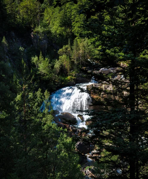 Ordesa Doğal ParkA yürüyüş yapmayı ve güzel şelaleleri olan her şeyden kopmayı sevenler için harika bir yer. Korsanların doğasını keşfetmek için mükemmel..