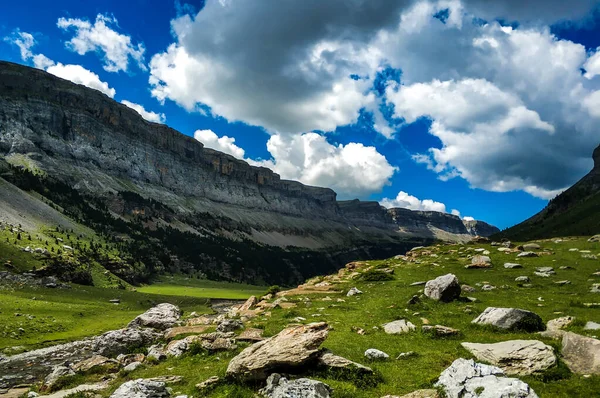 Ordesa Doğal ParkA yürüyüş yapmayı ve güzel şelaleleri olan her şeyden kopmayı sevenler için harika bir yer. Korsanların doğasını keşfetmek için mükemmel..