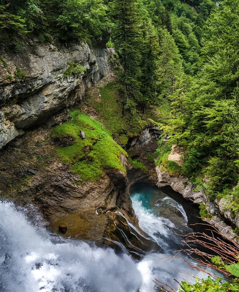 Ordesa Doğal ParkA yürüyüş yapmayı ve güzel şelaleleri olan her şeyden kopmayı sevenler için harika bir yer. Korsanların doğasını keşfetmek için mükemmel..