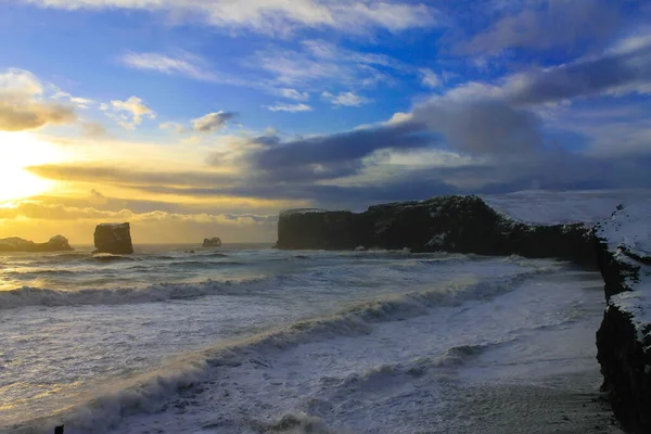 İzlanda 'da günbatımının tadını çıkaran çift