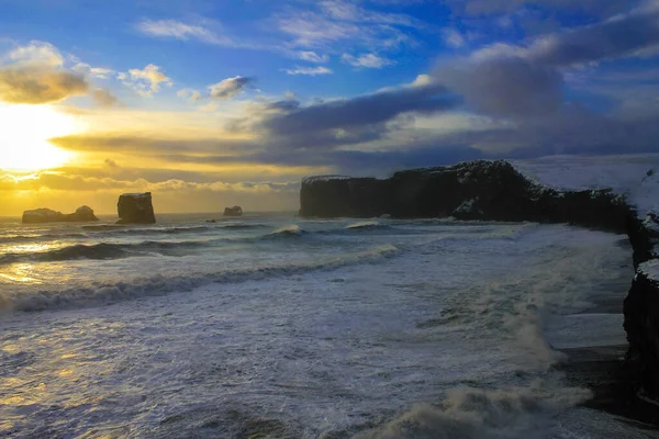 Couple Profitant Coucher Soleil Islande — Photo