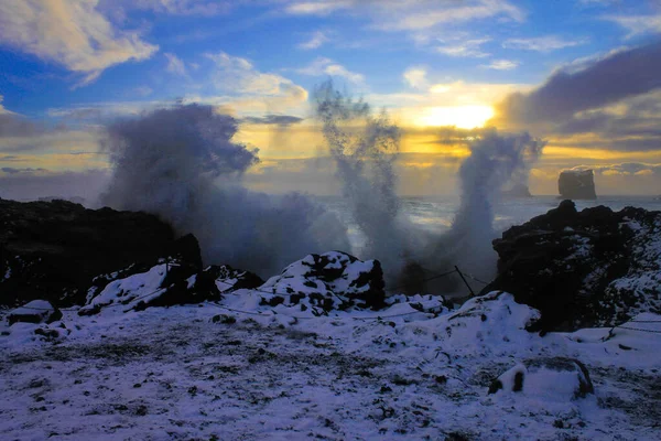 Couple Profitant Coucher Soleil Islande — Photo