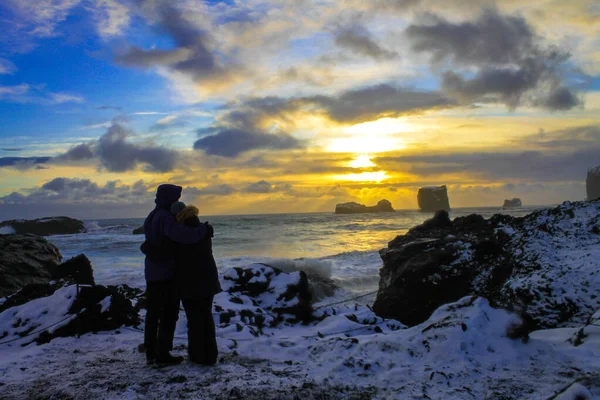 Couple Profitant Coucher Soleil Islande — Photo