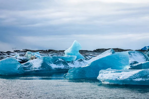 Okyanusta yüzen buzulların parçaları.