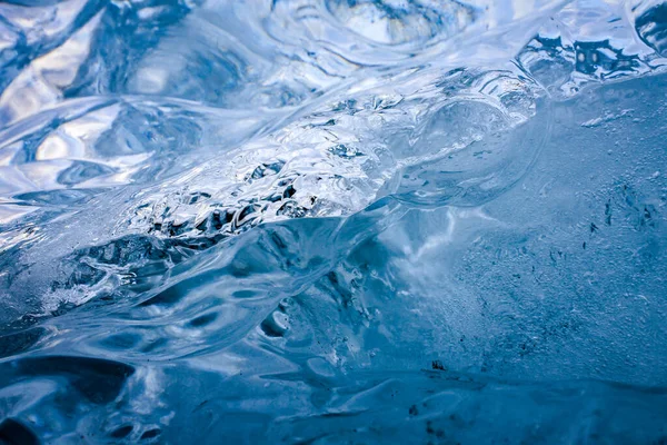 Elmas plajı İzlanda 'nın en inanılmaz yerlerinden biridir. Bir fotoğrafçı fotoğraf çekerken zaman duygusunu kaybedebilir.