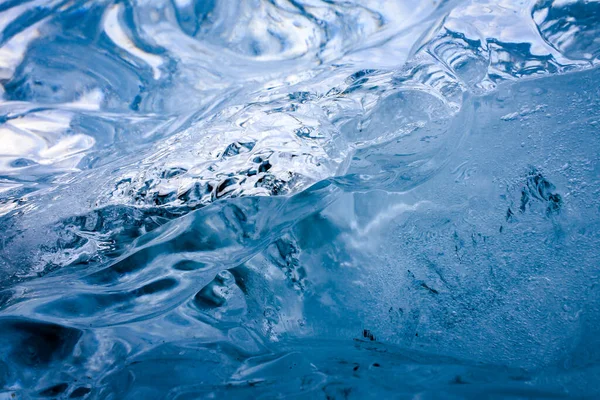 Elmas plajı İzlanda 'nın en inanılmaz yerlerinden biridir. Bir fotoğrafçı fotoğraf çekerken zaman duygusunu kaybedebilir.