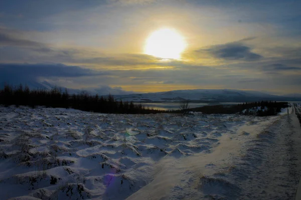 İzlanda 'da günbatımının tadını çıkaran çift