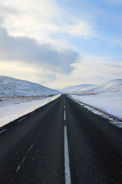 İzlanda 'nın güzel ve çarpıcı manzaraları zihninizi boşaltmak ve bazı huzurlu anların tadını çıkarmak için mükemmeldir.