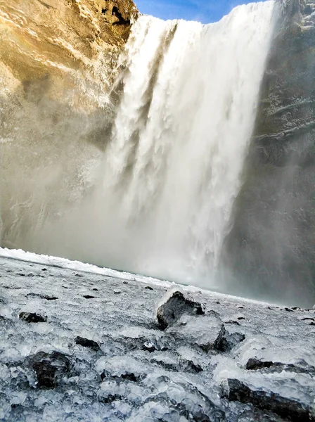 İzlanda, kış aylarında her şeyden önce şelale ve buzullarla dolu vahşi, doğal ve otantik bir manzara sunar..