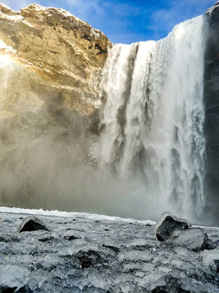 İzlanda, kış aylarında her şeyden önce şelale ve buzullarla dolu vahşi, doğal ve otantik bir manzara sunar..