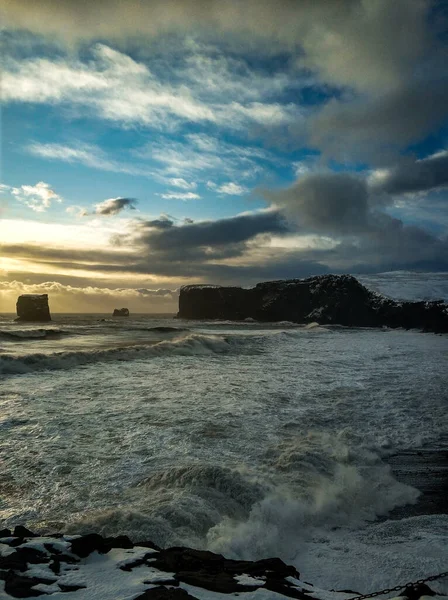 Karlı siyah kumsallar