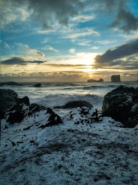 Plages Sable Noir Avec Neige — Photo