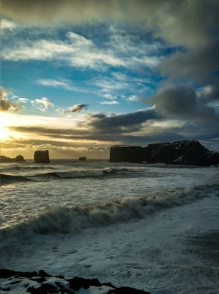 Karlı siyah kumsallar