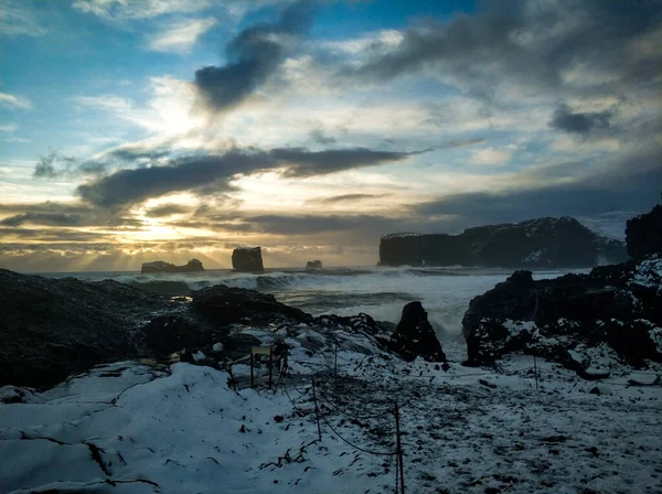 Karlı siyah kumsallar