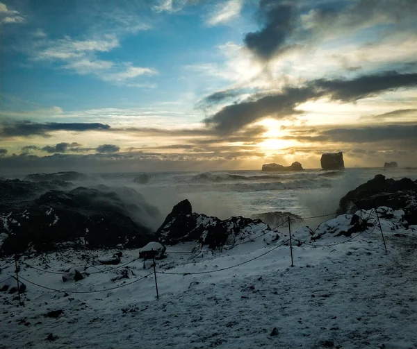 白雪覆盖的黑色沙滩 — 图库照片