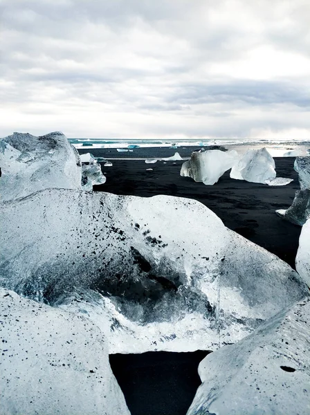 Elmas plajı İzlanda 'nın en inanılmaz yerlerinden biridir. Bir fotoğrafçı fotoğraf çekerken zaman duygusunu kaybedebilir.